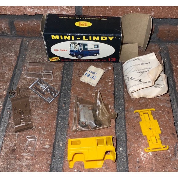 Mini-Lindy Build 'N Collect Series 13 Mail Truck Model Lindberg Line Snap Fit - Picture 2 of 2